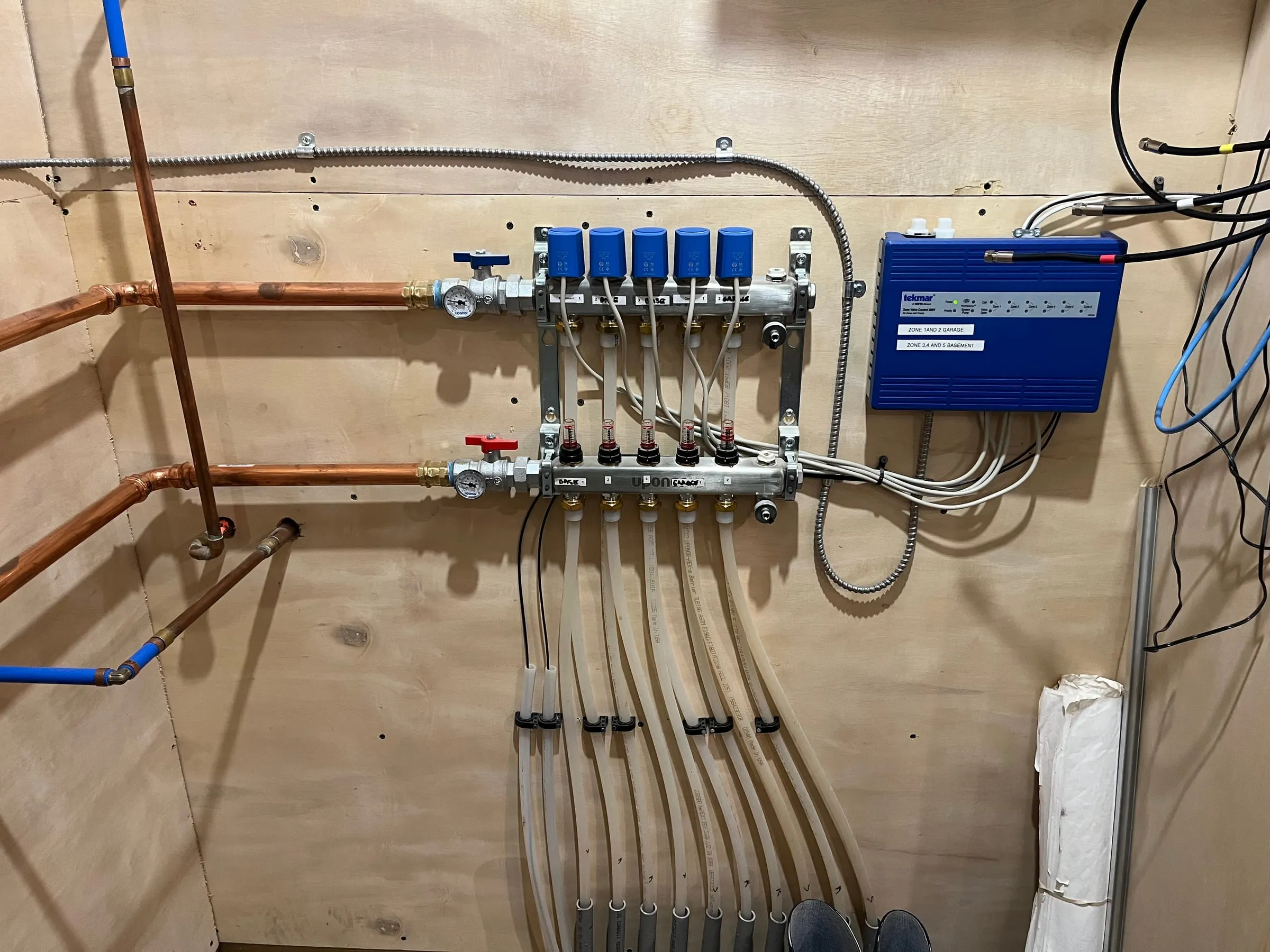 Copper piping and controls for a radiant heat system