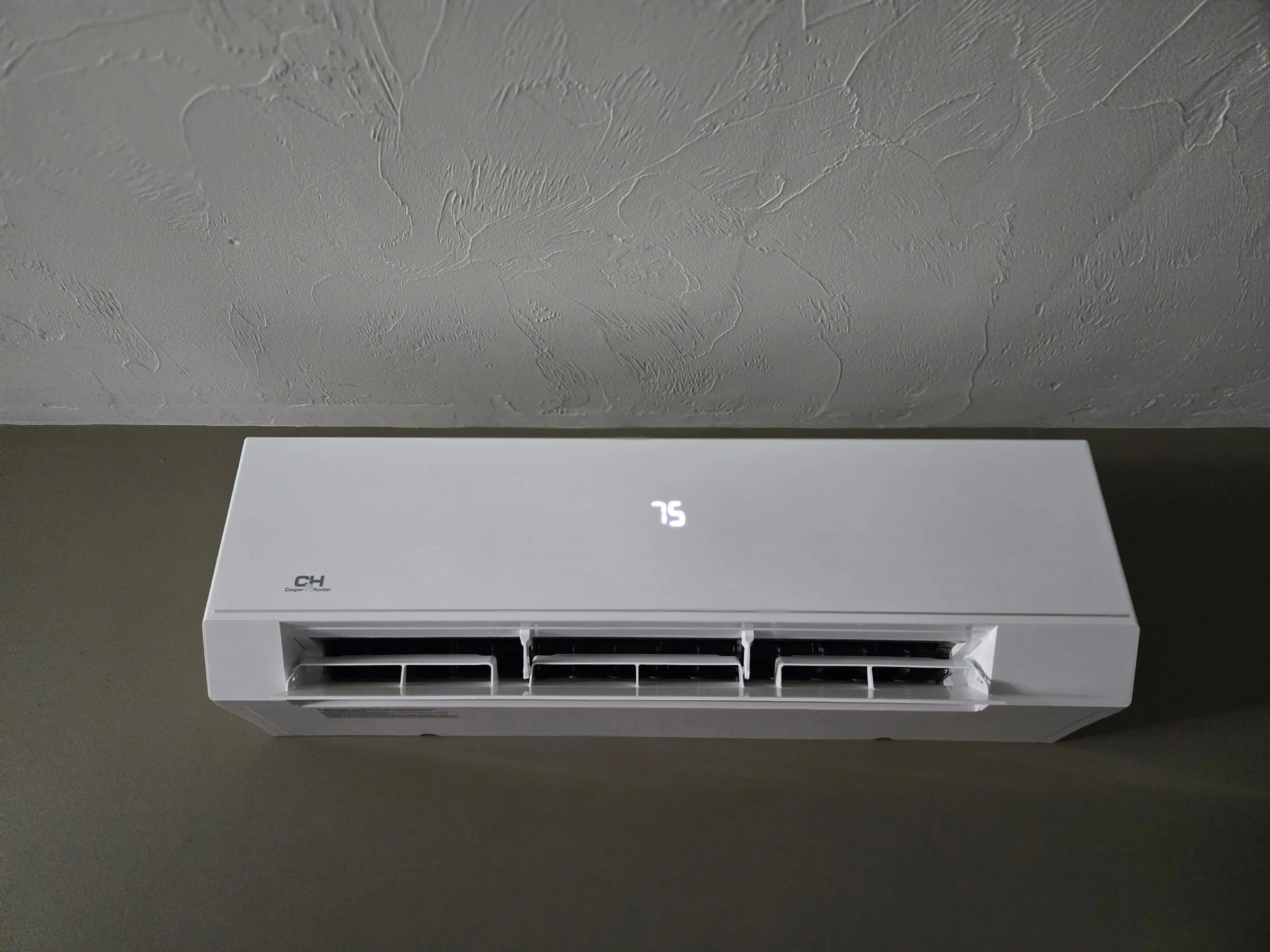 Cooper & Hunter wall-mounted heat pump head showing the set temperature